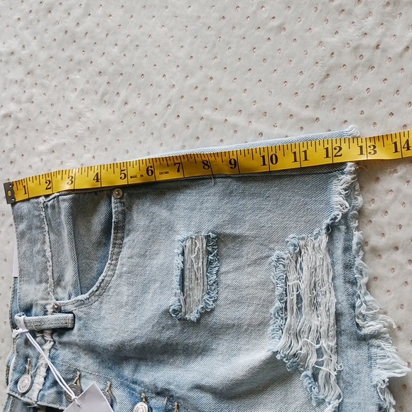 Kancan Women's Distressed Light Wash Jean Shorts - size 5/26 - Picture 13 of 16